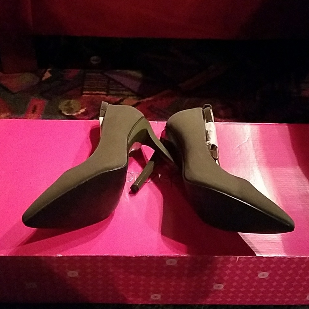 Shoes - Picture 3 of 4
